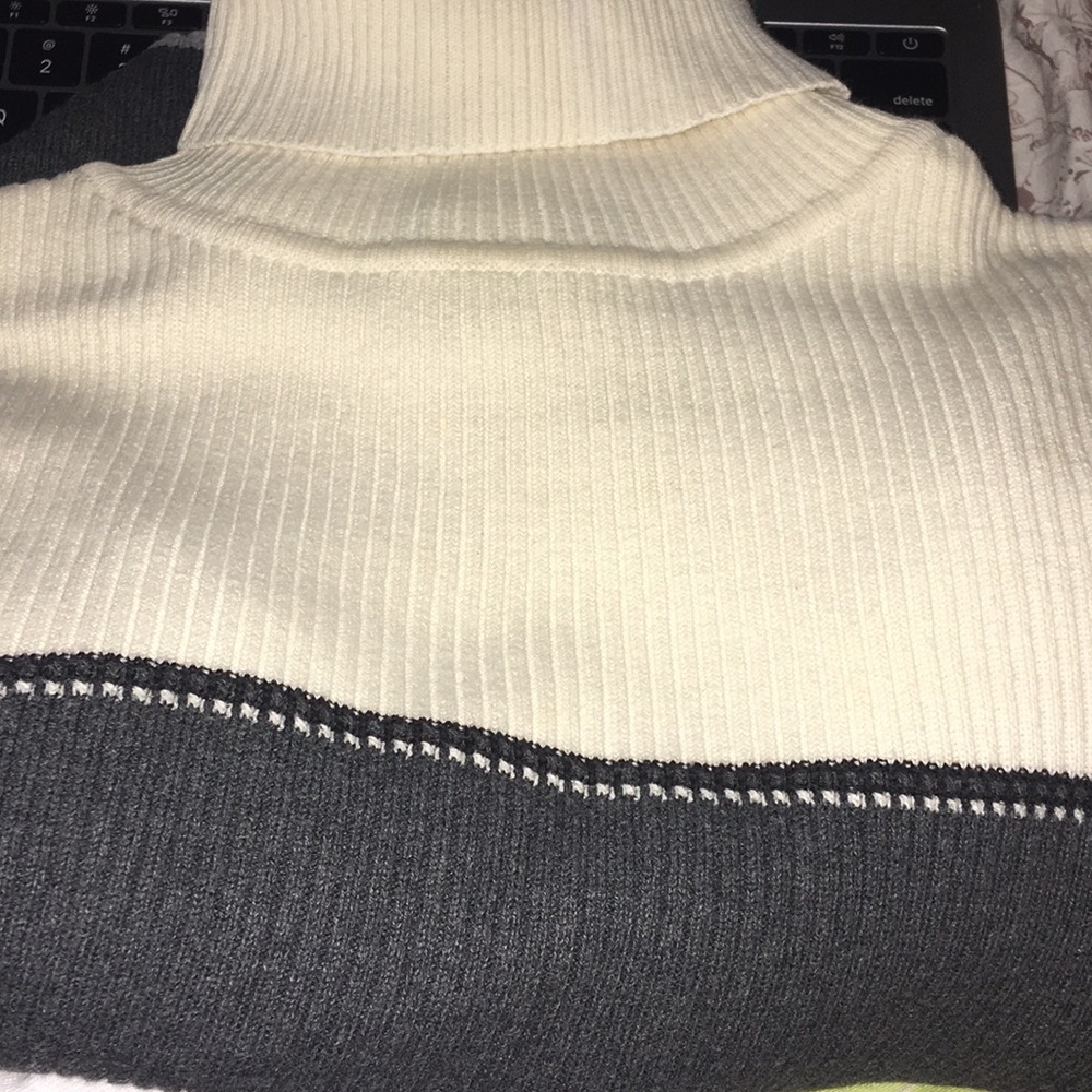 WHITE AND DARK GRAY TURTLENECK